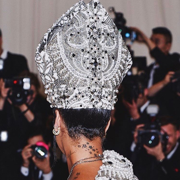 Rihanna_Met_Gala_2018_Crown_and_finger_wave