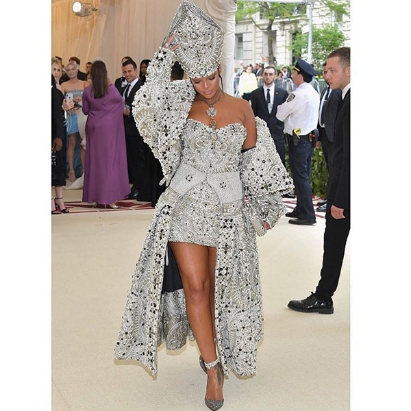 Rihanna_Met_Gala_2018_Crown_and_finger_wave