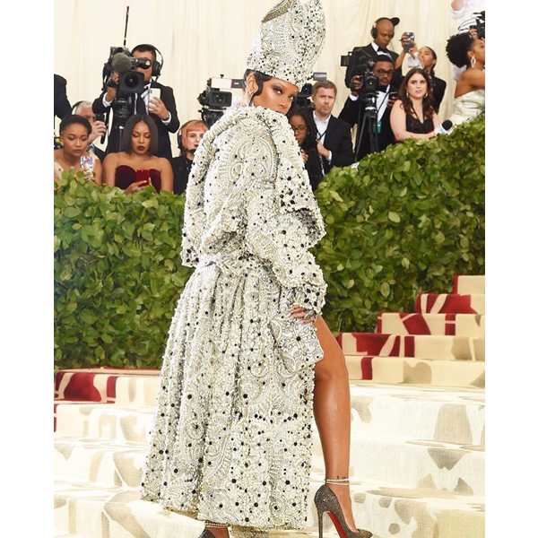 Rihanna_Met_Gala_2018_Crown_and_finger_wave