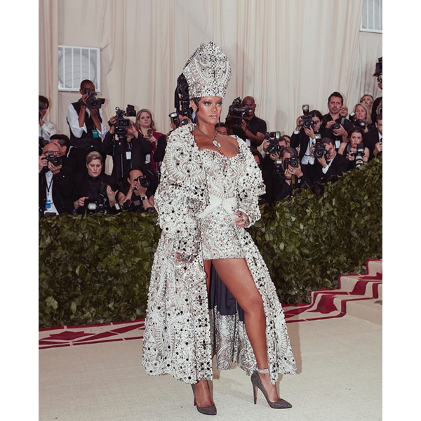Rihanna_Met_Gala_2018_Crown_and_finger_wave