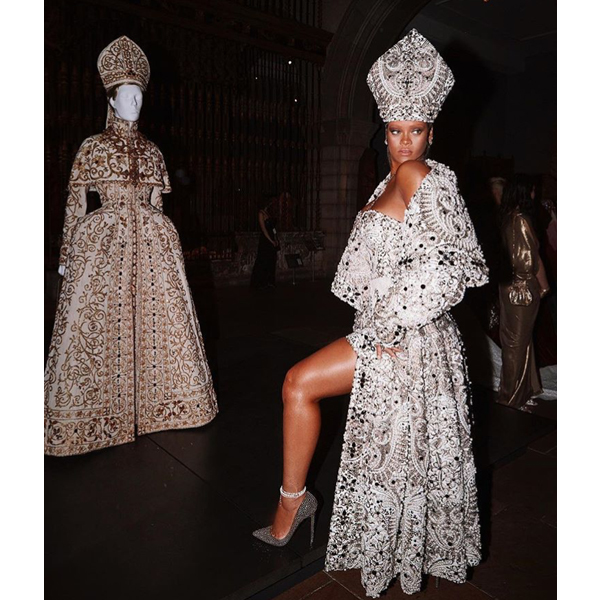 Rihanna_Met_Gala_2018_Crown_and_finger_wave