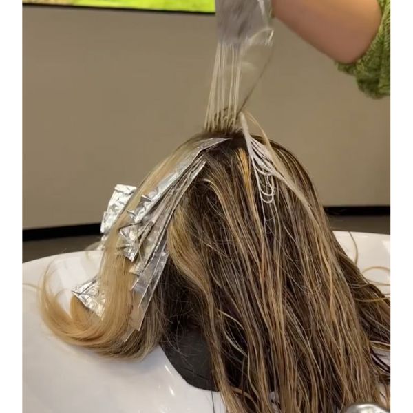 Old money bright blonde 90s bob hair trend tutorial how to color formulas