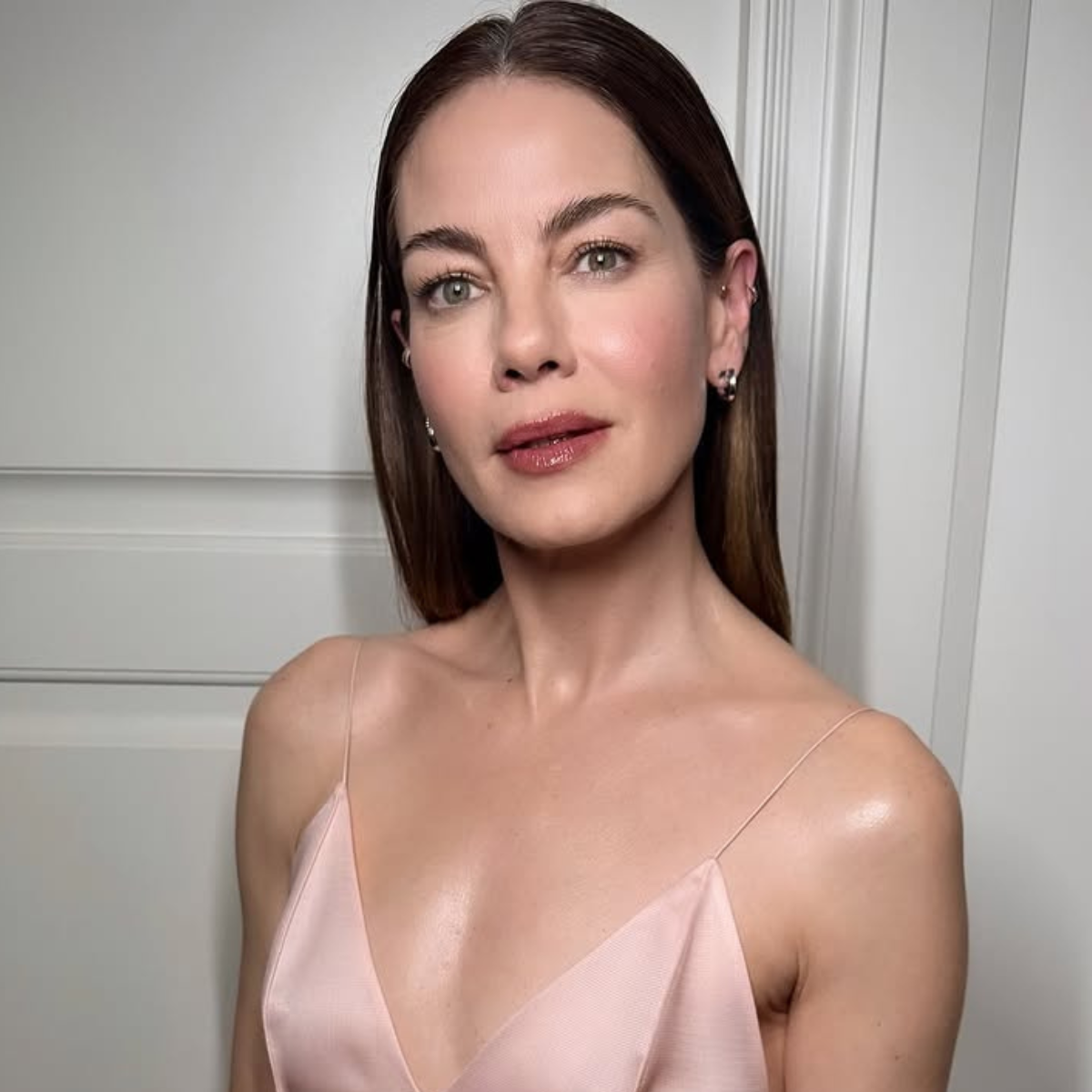 Michelle Monaghan’s moody brunette color shift with cool, natural depth and effortless polish