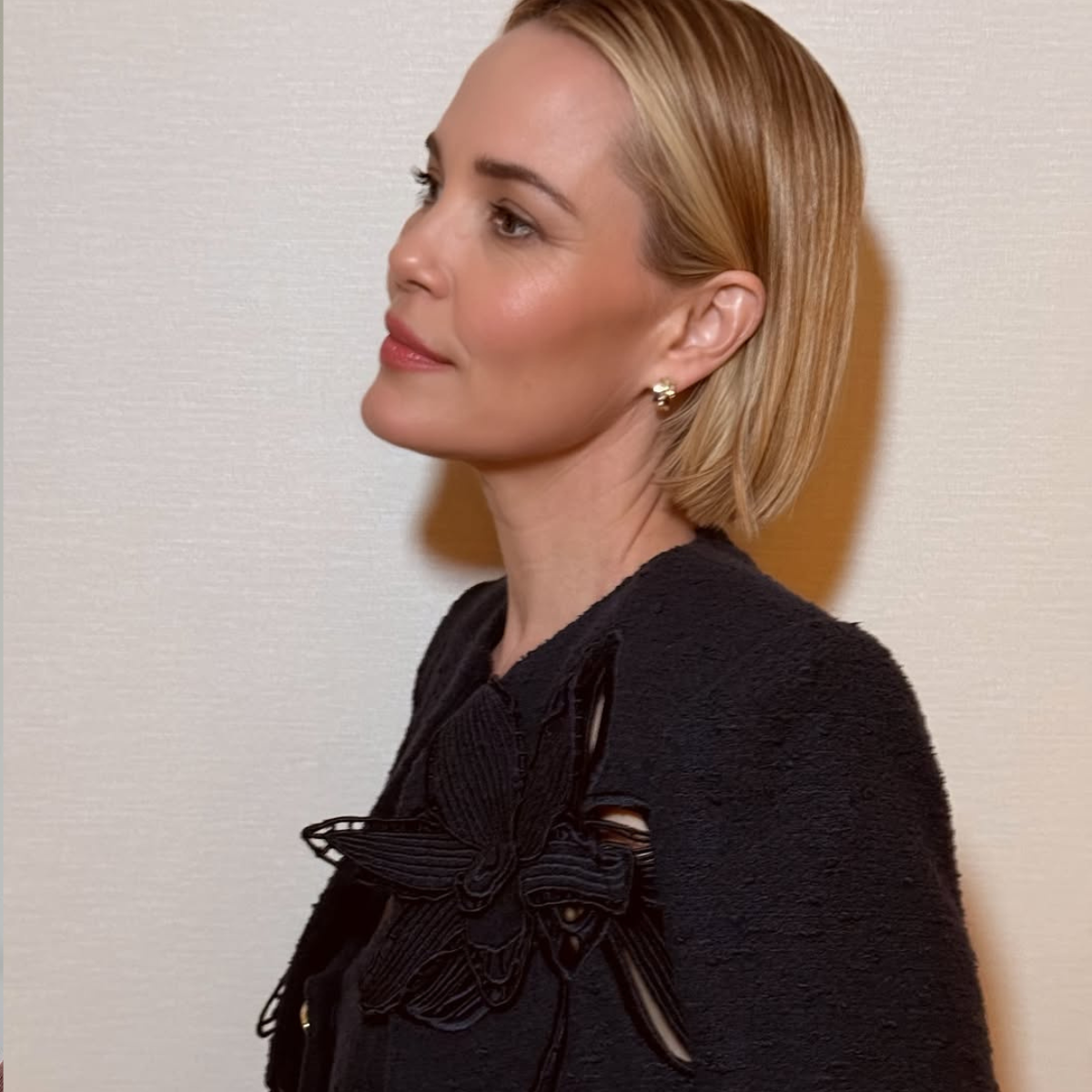 Side profile of Leslie Bibb’s glossy blunt bob, styled straight for a chic, modern silhouette