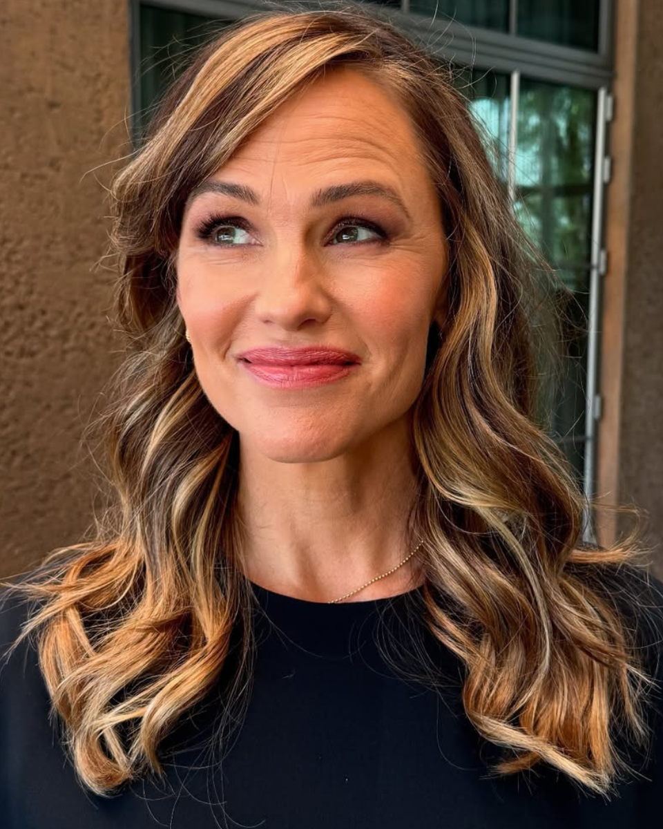 jennifer garner posing smiling with chunky highlights